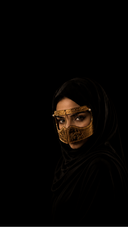 شخص يرتدي حجابًا أسود وقناعًا ذهبيًا على خلفية سوداء
